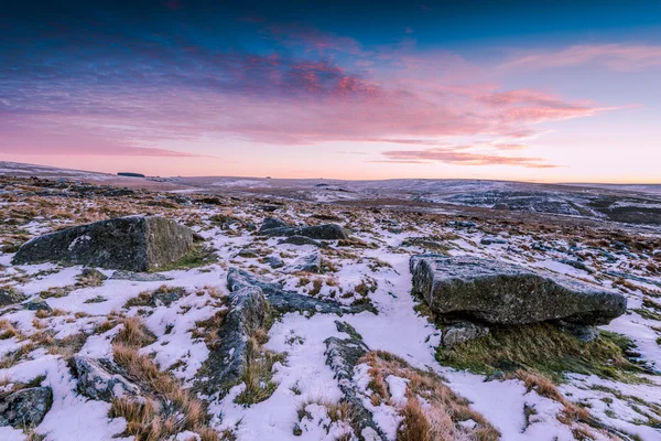 Neve em colinas de granito ao nascer do sol — Fotografia de Stock