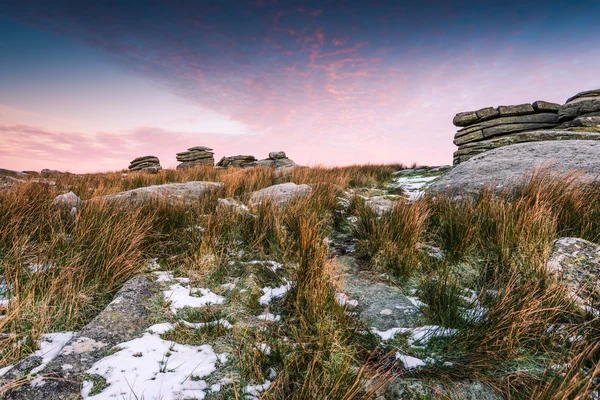 Manhã fria e gelada no Dartmoor National Park, Devon, Reino Unido . — Fotografia de Stock
