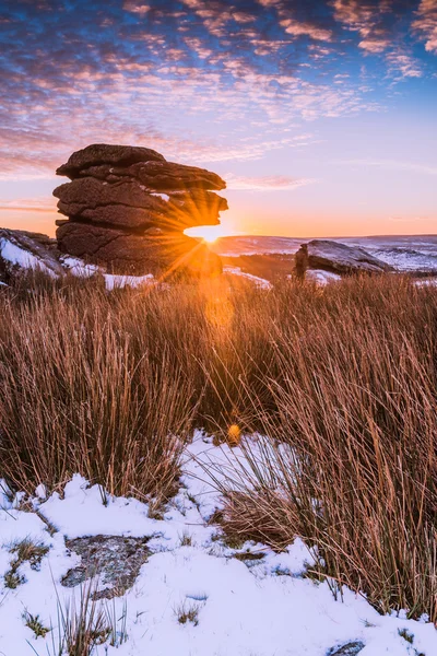 Nascer do sol espetacular na montanha de montanha rochosa na manhã nevada — Fotografia de Stock