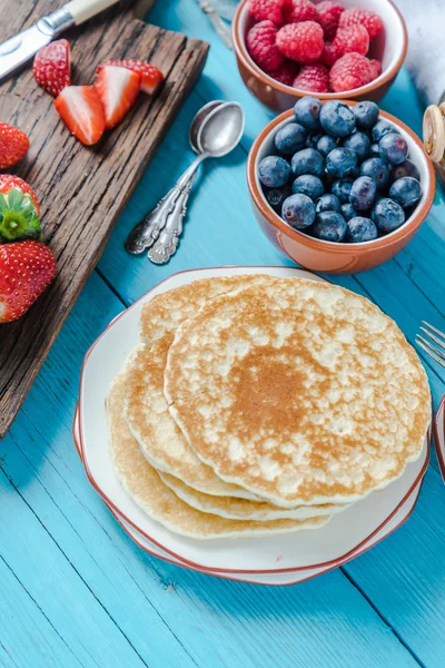 Pancake untuk makan siang dengan buah berry — Stok Foto