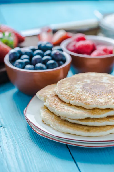 Pila Panqueques Pequeños Frutas Bayas Fondo — Foto de Stock