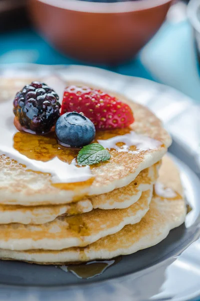 A palacsinta stack gyümölcs nézetének bezárása — Stock Fotó