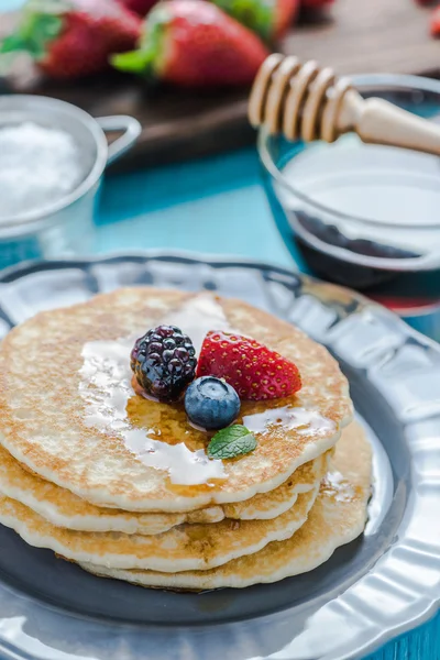 Fechar vista na pilha de panquecas com frutas — Fotografia de Stock