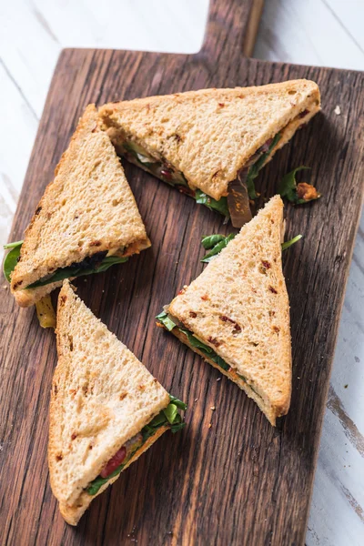 Здоровый сэндвич, нарезанный на борту — стоковое фото