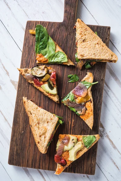 Whole grain bread sandwich with vegetables — Stock Photo, Image