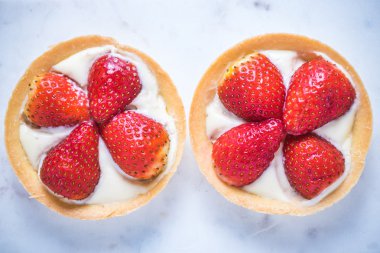 Mermer zemin üzerine çilekli tart