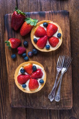 Çilek ve yaban mersini meyve tart