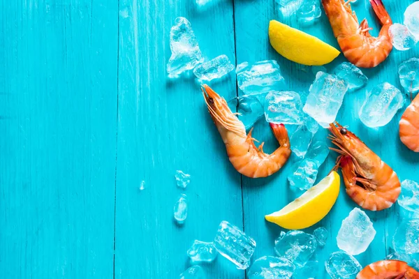 Морепродукты Целые Креветки Лимон Лед — стоковое фото