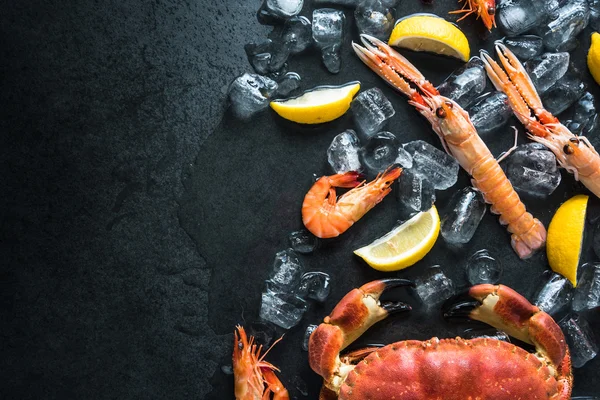 全体の新鮮な海の食べ物の暗い背景 — ストック写真