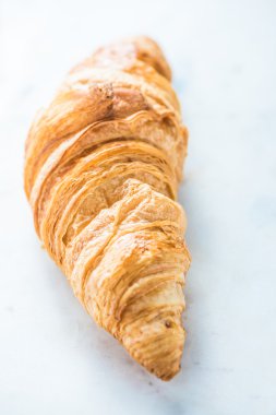 Beyaz tahta üzerinde taze kruvasan