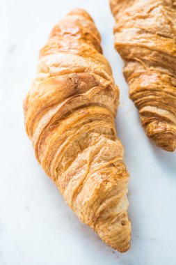 Beyaz tahta üzerinde taze kruvasan