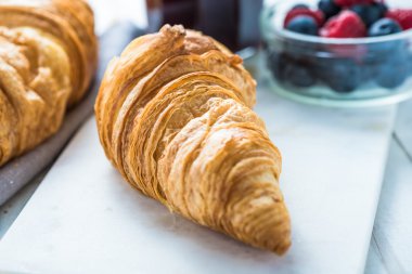 Continental Kahvaltı, taze kruvasan