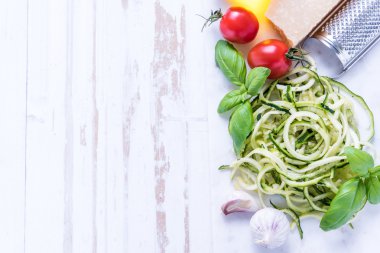 Kabak spagetti parmesan ve otlar ile