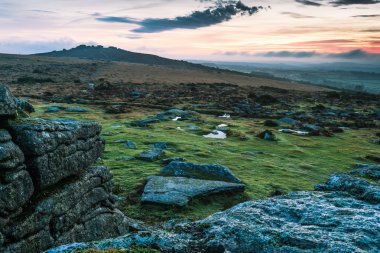 Günbatımı üzerinde panoramik Dartmoor, İngiltere'de
