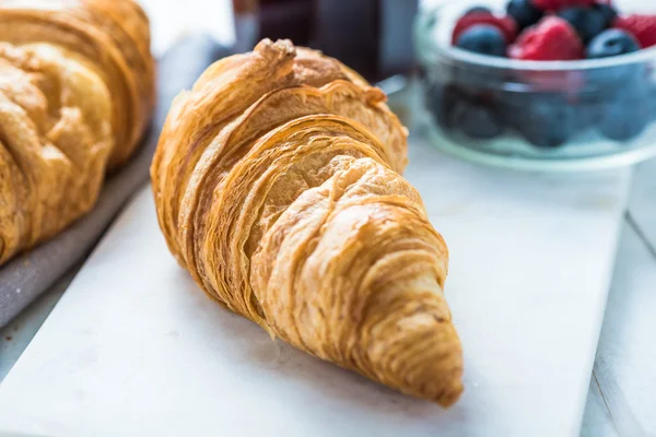 Kontinentální snídaně, čerstvý croissant — Stock fotografie