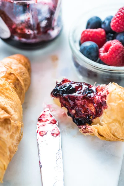 Čerstvý croissant s marmeládou z berry — Stock fotografie