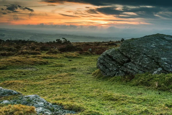 Pierre affleurante de granit à Dartmoor, Royaume-Uni — Photo