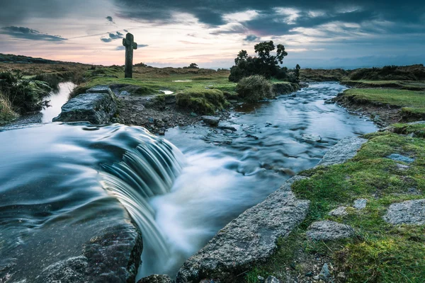 Water flowing in wild creek — Stock Photo, Image