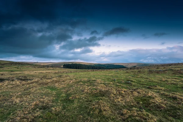 Nuvole drammatiche sul paesaggio selvaggio nel Devon, Regno Unito — Foto Stock