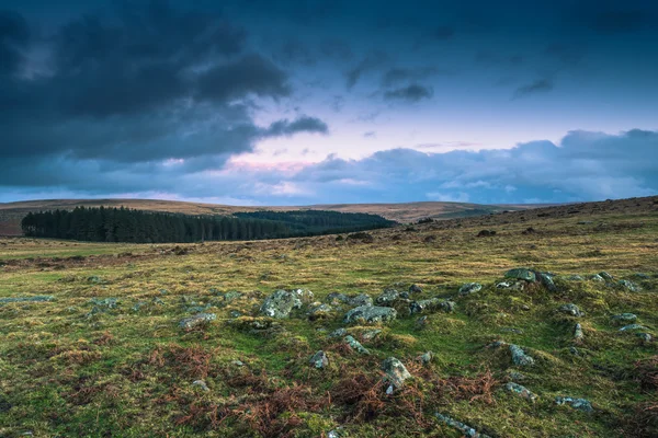 Nuages dramatiques au-dessus du paysage sauvage dans le Devon, Royaume-Uni — Photo