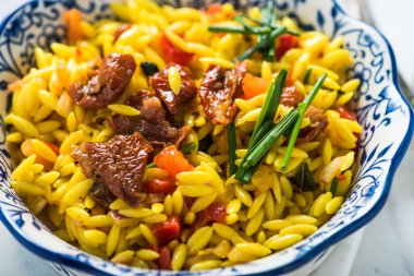 Orzo makarna ve közlenmiş domates brunch