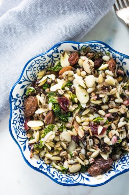 Kızılcık ve badem orzo salata