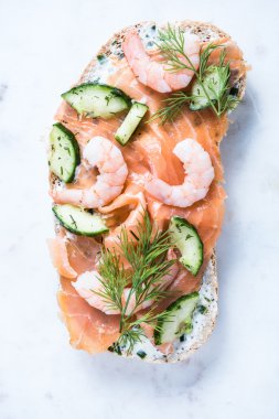 Sağlıklı karides ve somon sandviç