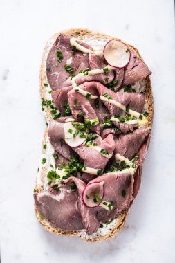 Dilimlenmiş kavrulmuş etli sandviç