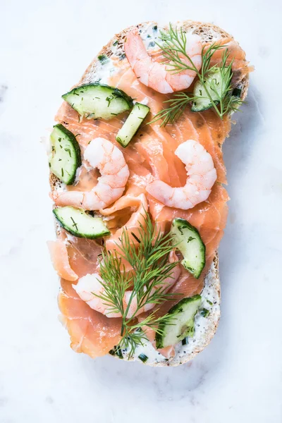 Sándwich saludable de langostino y salmón — Foto de Stock
