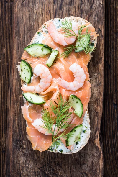 Sándwich saludable de langostino y salmón — Foto de Stock