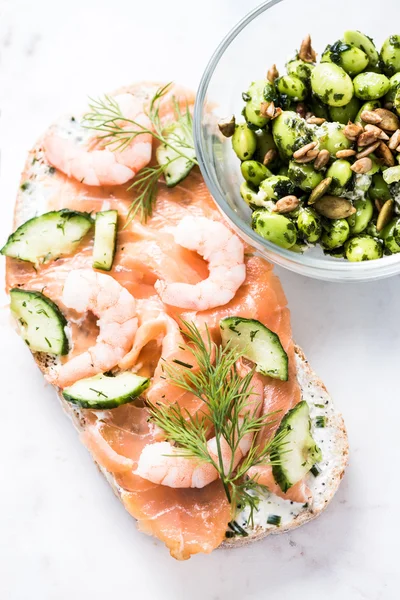 Sandwich aux crevettes et saumon et salade — Photo