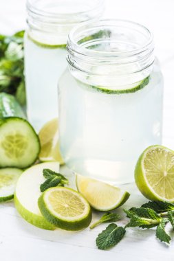 Salatalık ve serinletici içecek limon