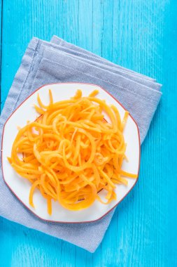 Vejetaryen ve sağlıklı squash spagetti 