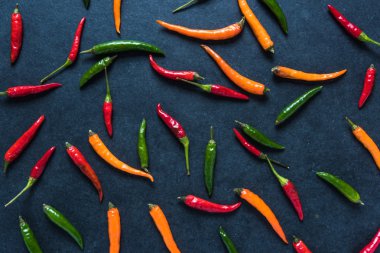 Koyu slate üzerinde canlı biber