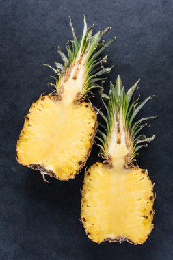 Taze ananas yarıya