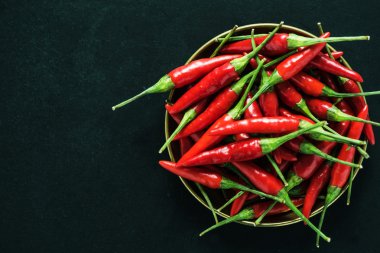 Koyu slate sıcak ve kırmızı biber