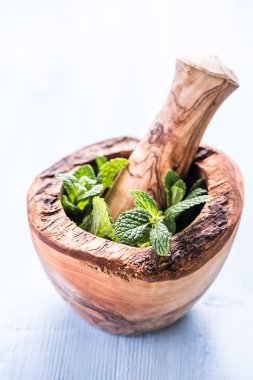 ahşap masa üzerinde taze nane