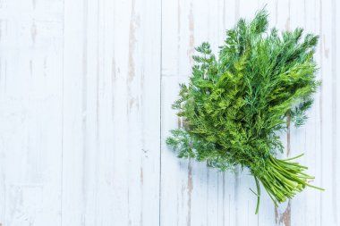 Ahşap masa üzerinde bahçesinden taze dereotu