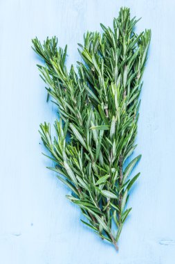 Taze biberiye bitki pastel ahşap tablo