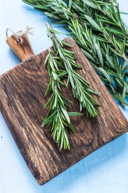 Taze biberiye bitki pastel ahşap tablo