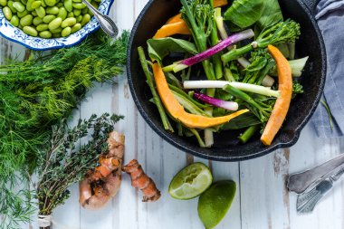 Yukarıdan kızartma sebze karıştırın