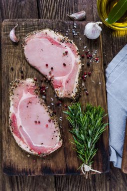 Kabuklu biber domuz eti aslan biftek otlar ile