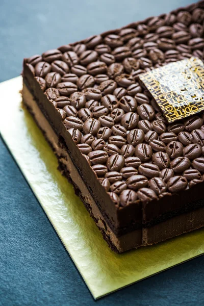チョコレートとコーヒー豆のケーキ — ストック写真