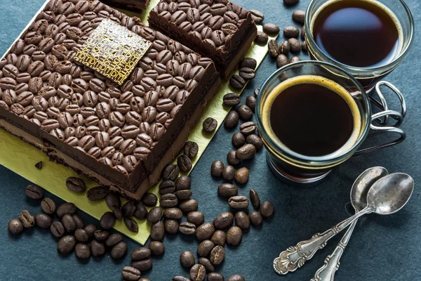 Тёмный шоколадный торт с кофе экспрессо и жареным кофейным бобом — стоковое фото