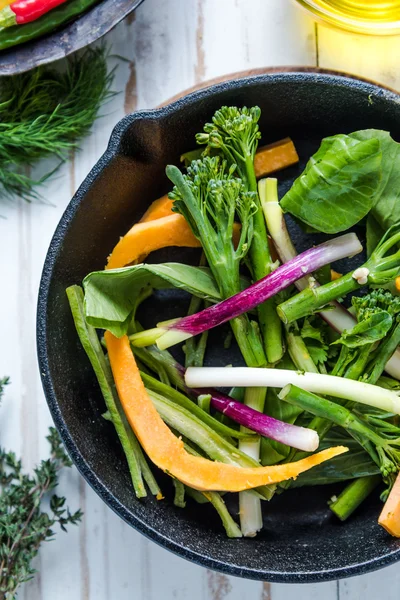 Remover las verduras fritas en la sartén — Foto de Stock