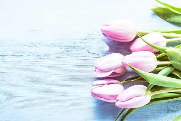 Fából készült táblán rózsaszín pasztell tulipán — Stock Fotó