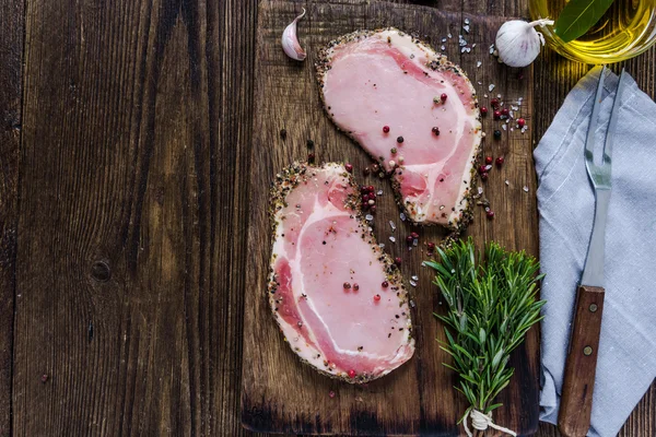 Pepper crusted pork lion steaks with herbs — Stock Photo, Image