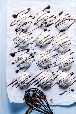 Taze kremalı çikolata ile dekore edilmiş