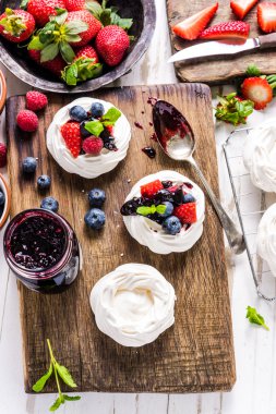 Pavlova geleneksel tatlı taze meyve ile