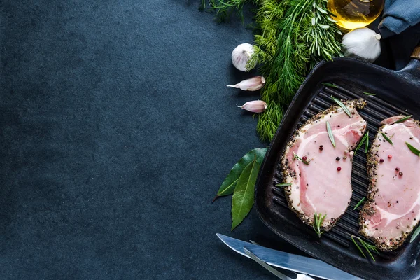 Pork lion steaks on frying pan, dark slate background — Stock Photo, Image